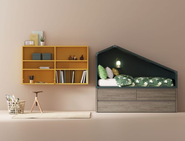 Cama con cajones inferiores y techo inclinado